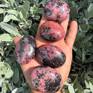 หินโรโดไนต์ธรรมชาติทรงปาล์ม หินแกะสลักด้วยมือสำหรับบรรเทาความวิตกกังวล คลายเครียด บำบัดด้วยเรกิ ของสะสม ตกแต่งบ้าน - Product Image 3