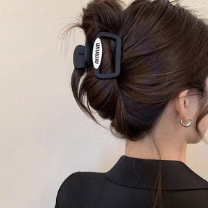 Pince à cheveux haut de gamme pour femme, petite taille, volumisante, en forme de lettre, carrée et givrée. - Product Image 2