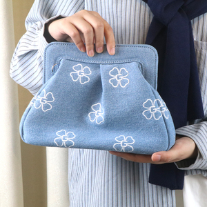 Bolso bandolera plisado de mezclilla suave y moderno para mujer con logotipo bordado personalizado y diseño de correa de cadena - Product Image 2