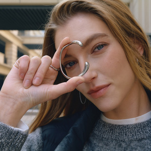 กำไลข้อมือเหล็กไทเทเนียมทรงเรขาคณิตแบบมินิมอล ดีไซน์เปิด เครื่องประดับสำหรับทุกเพศ - Product Image 3