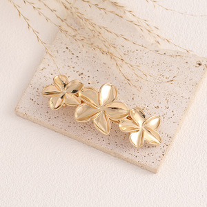 Pinzas para el Cabello con Flores Doradas de Aleación, Pasadores Florales Minimalistas de Lujo, Accesorios para el Cabello de Mujer para Uso Diario - Product Image 4