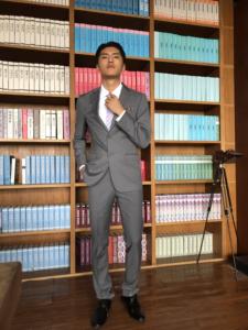 ชุดสูทลำลองผู้ชายทรงเข้ารูปสไตล์เกาหลีแบบสองชิ้น สีเทา ไซส์ใหญ่ ปรับขนาดได้ ผ้าขนสัตว์ระบายอากาศ - Product Image 4