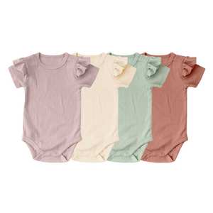 Großhandel Fertige Babykleidung Kurzarm Druckknopfverschluss Bio-Baumwolle Gerippter Rüschen Baby Mädchen Kurzer Strampler - Product Image 1