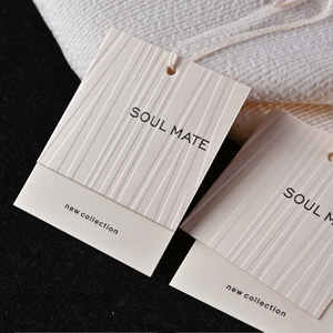 맞춤형 친환경 양각 로고 600gsm 의류 의류 신발 및 티셔츠를위한 특별한 질감의 종이 걸이 태그 세트 - Product Image 3