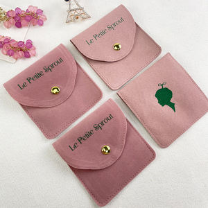 Bolsa Pequeña de Microfibra Rosa de 8x8 cm con Logo Personalizado para Joyería con Tarjeta de Inserción para Exhibición de Pendientes - Product Image 5