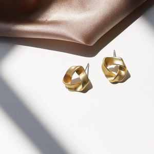 Nuevas mujeres coreanas niñas moda mate oro Metal pendientes joyería lindo pequeño triángulo geométrico Stud pendientes para niñas fiesta - Product Image 2