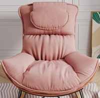 Fauteuil à bascule rose de luxe, design nordique, fauteuil lounge moderne avec base en métal et bois, chaise de détente pour appartement et maison