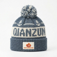 Gorro de Invierno Personalizado de Jacquard, Gorro de Punto con Parche Bordado, Borde Acanalado, Grueso, Color Azul Polvoriento, Crema, Blanco, con Pompón para Hombre