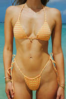 Ensemble bikini géométrique rayé pour femme, haut triangle dos nu, bas froncé à nouer sur les côtés, détail mini-breloque, séchage rapide, maillot de bain de plage
