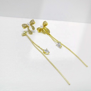 Pendientes largos de plata de ley 925 con diseño único de lazo, chapados en oro, delicados, con perlas y mariposas, para fiesta, venta al por mayor. - Product Image 1