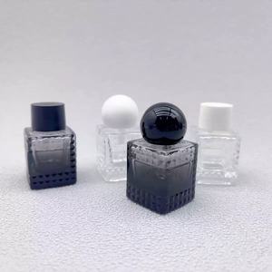 Venta al por Mayor de Botellas de Perfume de Vidrio Cuadradas de Lujo, Tamaños de 30 ml, 50 ml y 100 ml con Tapa - Product Image 1