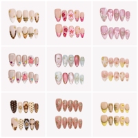 Faux ongles à presser en acrylique, forme amande, longueur moyenne, motif floral doré à la française, branche peinte or, design perle, accents strass