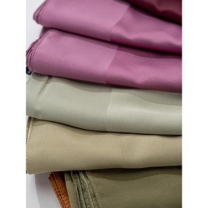Écharpe carrée en satin uni décontractée Miss Color, design bordé, finition mate, douce et soyeuse, en polyester chiffon de qualité supérieure, respectueuse de la peau - Product Image 4