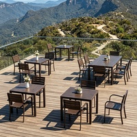 Tables et chaises de restaurant d'extérieur, ensemble de meubles de patio, mobilier d'extérieur durable pour les lieux de restauration dans les zones touristiques
