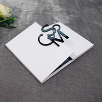 Suite d'invitations de mariage à trois volets avec monogramme en acrylique noir, insert en carton noir et enveloppe assortie pour mariage