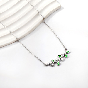 Collar de cristal para mujer, diseño de hoja, engaste de piedra verde, uso diario, cadena para clavícula, tono dorado y plateado - Product Image 3