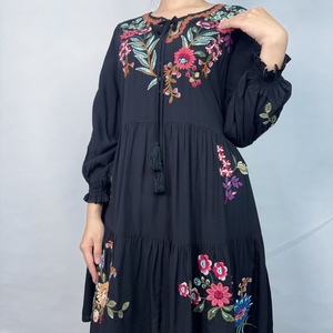 Robe décontractée ample noire en coton 100% avec col brodé floral et taille naturelle pour l'automne - Product Image 6