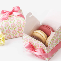 Boîte cadeau de mariage carrée rigide rose en gros avec laminage mat, gaufrage, motif floral, taille personnalisée, emballage artisanal pour biscuits et bonbons