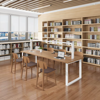 Table de bibliothèque en bois couleur bois avec cloison, bureau de lecture long combiné avec étagère pour plusieurs personnes dans une salle d'étude scolaire
