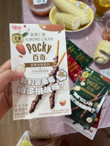 Bâtonnets de <span class=keywords><strong>biscuits</strong></span> Pocky aux amandes, aux noix et aux céréales, avec blé entier et <span class=keywords><strong>quinoa</strong></span>, enrobés de <span class=keywords><strong>chocolat</strong></span> croustillant, faibles en gras, en boîte - Product Image 4
