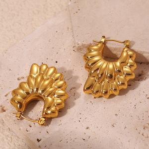 Boucles d'oreilles créoles fleuries en acier inoxydable plaqué or, design pétales irréguliers, pour usage quotidien - Product Image 1