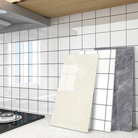 Prix de gros autocollant mural en marbre autocollant moderne papier peint en fausse pierre imperméable pour la cuisine ou l'appartement