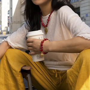 قلادة من الخرز على شكل قلب أكريليك مطلية بالذهب قلادة على شكل قلب كبير لسلسلة السترات قلادة على شكل قلب مطلية بالذهب عيار 18 قيراط - Product Image 4