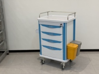 Chariot à médicaments modulaire en plastique 620*480*920mm avec système de verrouillage centralisé, roues silencieuses de 100mm et tiroirs à cloisons pour hôpital