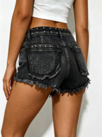 Shorts en jean noir vintage taille mi-haute pour femme, style Y2K punk, avec rivets, œillets et ourlet effiloché superposé