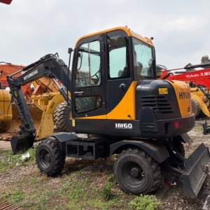 Miniexcavadora Hidráulica Pequeña HW60 de 6 Toneladas para Trabajos de Tuberías, Huertos y Construcción Rural - Product Image 1