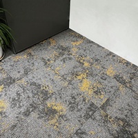 Dalles de moquette modulaires rembourrées en nylon géométrique moderne pour usage commercial, domestique et de golf, avec des caractéristiques écologiques