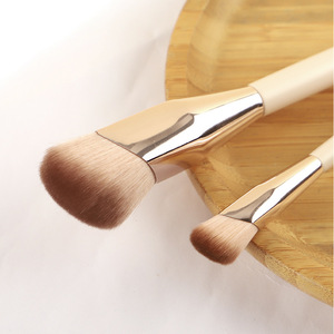 Pinceau Fond de Teint Cangzhou 3,5 cm, poils en nylon, manche en bois, pinceau plat pour correcteur et maquillage - Product Image 1