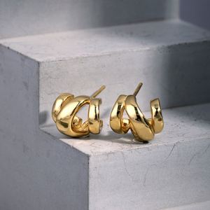 Boucles d'oreilles clous torsadées en argent 925 style métallique Dylam, plaquées or 18 carats, bijoux minimalistes pour femme, idéales pour mariage - Product Image 3