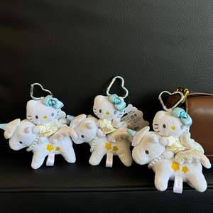 Muñeco de peluche de Hello Kitty de 4 pulgadas, edición <span class=keywords><strong>limitada</strong></span> Kahala Hotel, con falda azul de cuero hawaiano negro, colgante para bolso, de tela de algodón y malla - Product Image 2