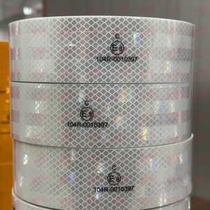 Cinta Reflectante Amarilla para Camiones de 2 Pulgadas x 45.7 m, Marca E 104R, Estándar Europeo, Rollo de Pegatinas Reflectantes Rojas y Blancas DOT-C2 para Vehículos Largos - Product Image 5