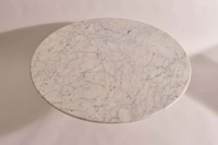 Table à manger moderne de luxe avec plateau en marbre travertin et base sur piédestal pour salle à manger et meubles de cuisine