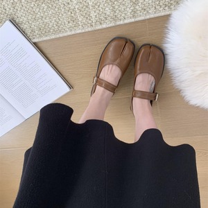 <span class=keywords><strong>Scarpe</strong></span> Basse Mary Jane Tabi da Donna OEM ODM in Microfibra con Cinturino a Fibbia Singola, Casual ed Eleganti, Nere/Bianche/Marroni/Rosse Personalizzabili - Product Image 5