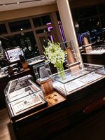 Vitrine à bijoux incurvée avec éclairage LED, vitrine de luxe sur mesure pour les bijouteries