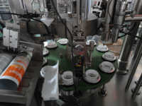 Machine de remplissage et de scellage pneumatique entièrement automatique pour tubes en plastique, idéale pour la confiture, le lait concentré et la sauce moutarde, à usage industriel.