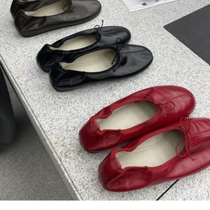 Zapatos planos de charol rojo con punta redonda, tipo zuecos y mules, de suela plana, informales y de vestir. - Product Image 3
