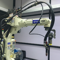 Robot de soudage OTC FD-V8 avec une charge utile de 8 kg, une répétabilité de 0,08 mm, une portée de 1437 mm, positionneur de soudage comme robot industriel