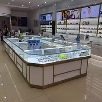 Vitrines à bijoux en verre trempé personnalisées, durables, avec éclairage LED, faciles à nettoyer, finition or/blanc pour les bijouteries