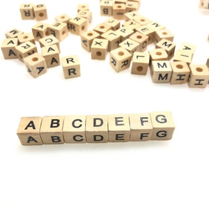 Perline per Dentizione a <span class=keywords><strong>Forma</strong></span> di <span class=keywords><strong>Cubo</strong></span> in Legno di Loto 8mm Personalizzate Perline Alfabeto in Legno Fatte a Mano - Product Image 2