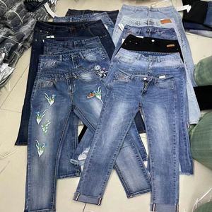 جينز جينز نسائي من الدنيم بأنماط مختلفة مناسب للاسترخاء بأرجل مستقيمة من طراز FYK107 موديل الدولار - Product Image 4