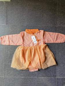 Lots de vêtements pour enfants et bébés, incluant pantalons, combinaisons, robes, barboteuses et ensembles de vêtements, de marques Frogsuit, issus de surplus et de déstockage - Product Image 3