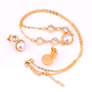 Conjunto de Collar y Aretes de Perlas y Circonitas en Acero Inoxidable con Baño de Oro de 18K, Joyería Nupcial para Mujer - Product Image 3