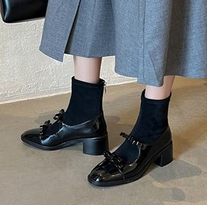 Chaussures à semelles épaisses en cuir noir pour femmes. Convient pour le travail, les trajets domicile-travail et les tenues professionnelles - Product Image 3