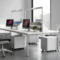 Bureau de travail moderne en bois avec cloison modulaire et grand meuble de rangement