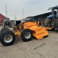 Niveleuse de terrain agricole tractée par un tracteur avec guidage GNSS/laser et surveillance à distance pour un nivellement de terrain de haute qualité