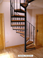 Escalier suspendu épuré avec structure en acier anthracite, marches en chêne clair, design ouvert pour villas, maisons duplex, appartements et bureaux
